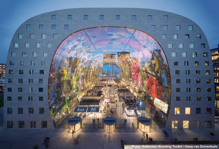 This first covered market hall in the Netherlands contains about 100 fresh food stands, nearly 15 food shops and various restaurants.
