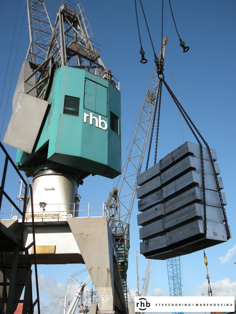 Crane aluminium discharging (RHB Stevedoring & Warehousing)