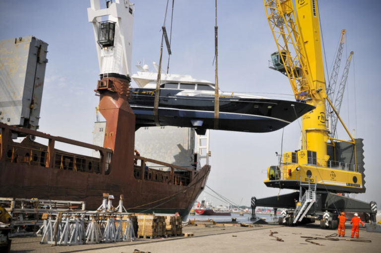 208 tons high speed heavy lift crane for project cargo RHB Stevedoring & Warehousing