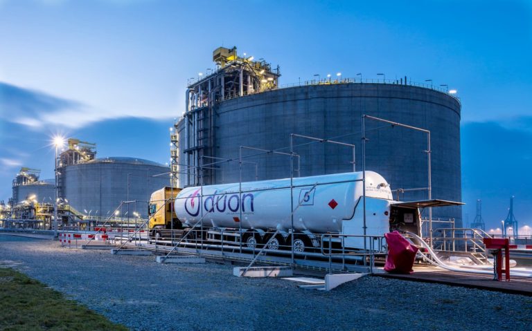 LNG tanker vehicle, Location: Maasvlakte (Photo: Eric Bakker)