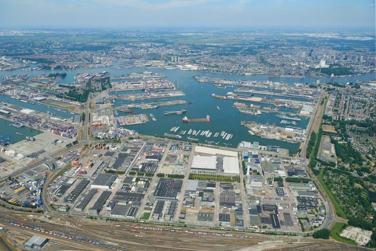 Aerial view distripark Waalhaven, Location: Waalhaven (Photo: Aeroview)