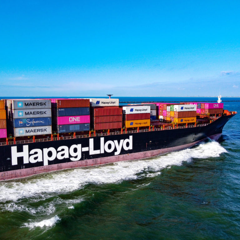 The Hapag-Lloyd Milan Express (IMO: 9112296, MMSI: 310398000) is a container vessel, build in 1996 and sails under the Danish flag. She is 216m long and 32m wide. Maximum TEU: 2.300. (Photo: Wouter van der Mark)